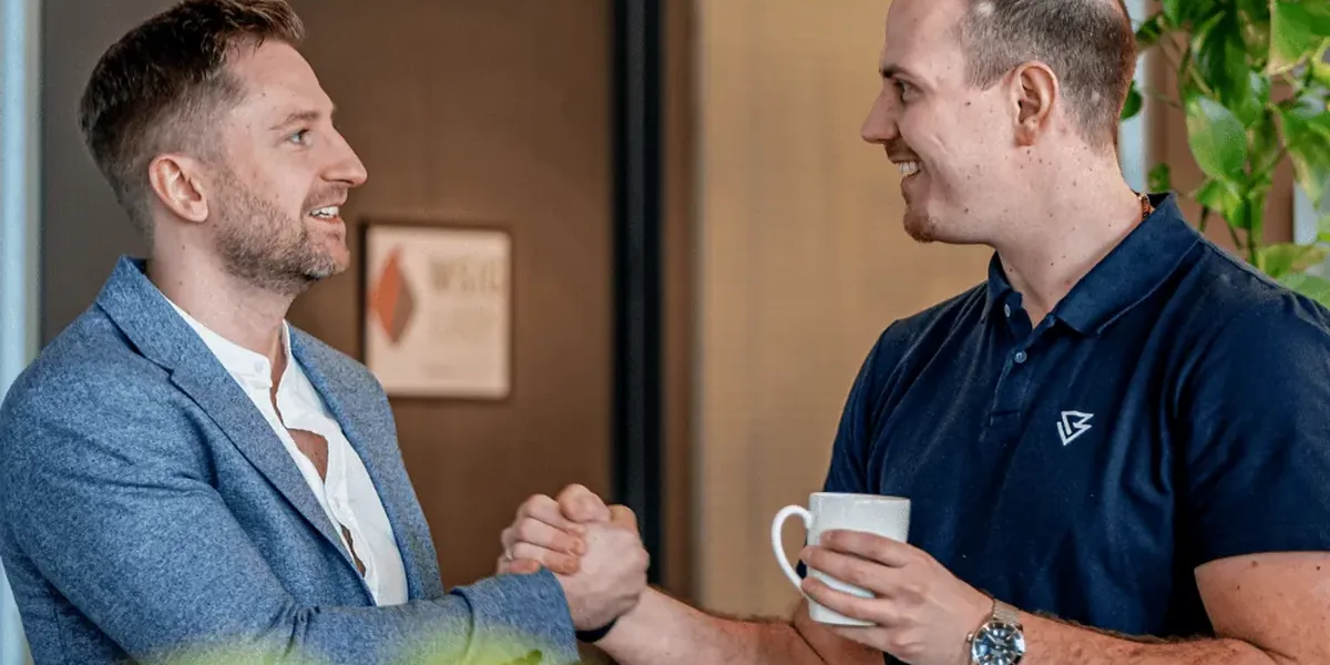 Mitglieder der stepX Community im Gespräch auf einem Networking-Event