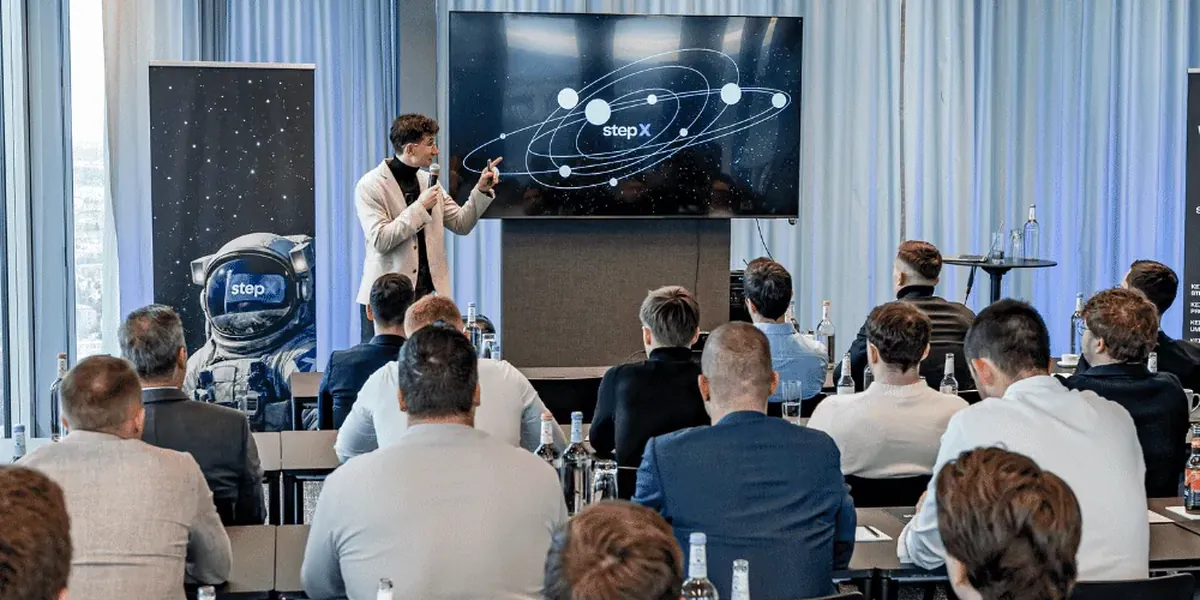 Teilnehmer im Austausch bei einem stepX-Community-Event