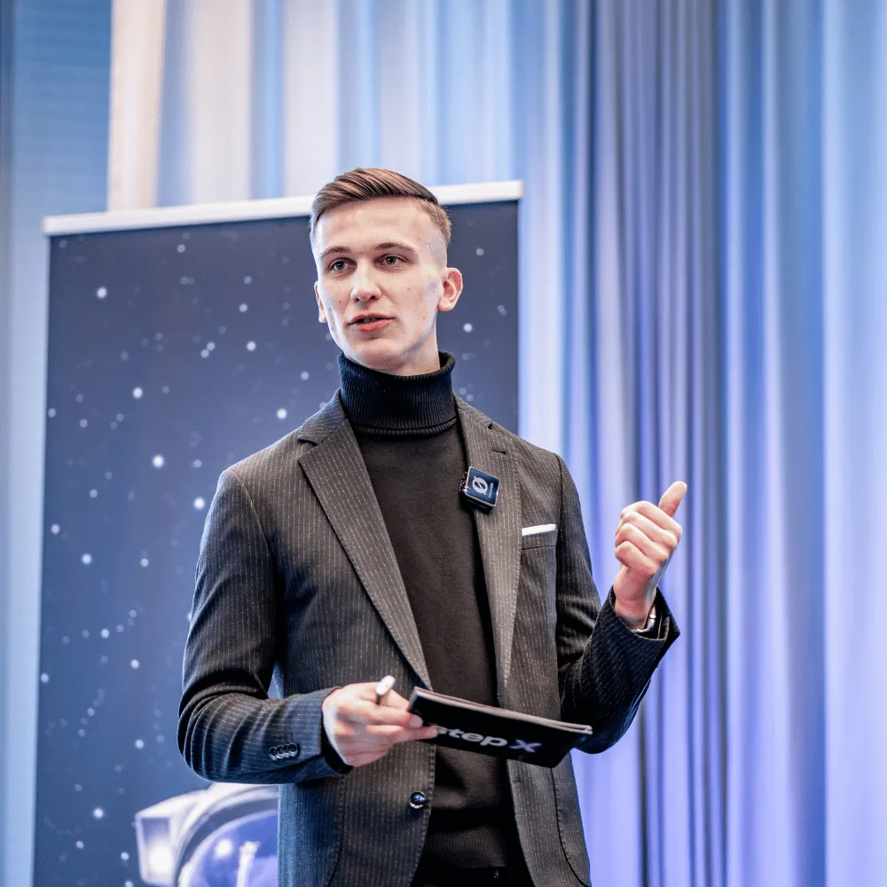 Speaker auf der Bühne bei einem stepX-Event